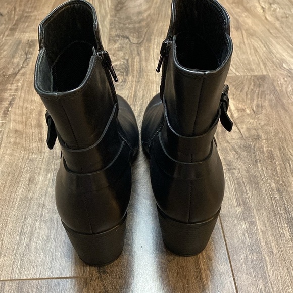 EUC Ecco Black Leather Block Heel Buckle Detail Ankle Boot Size 40 - Picture 2 of 8